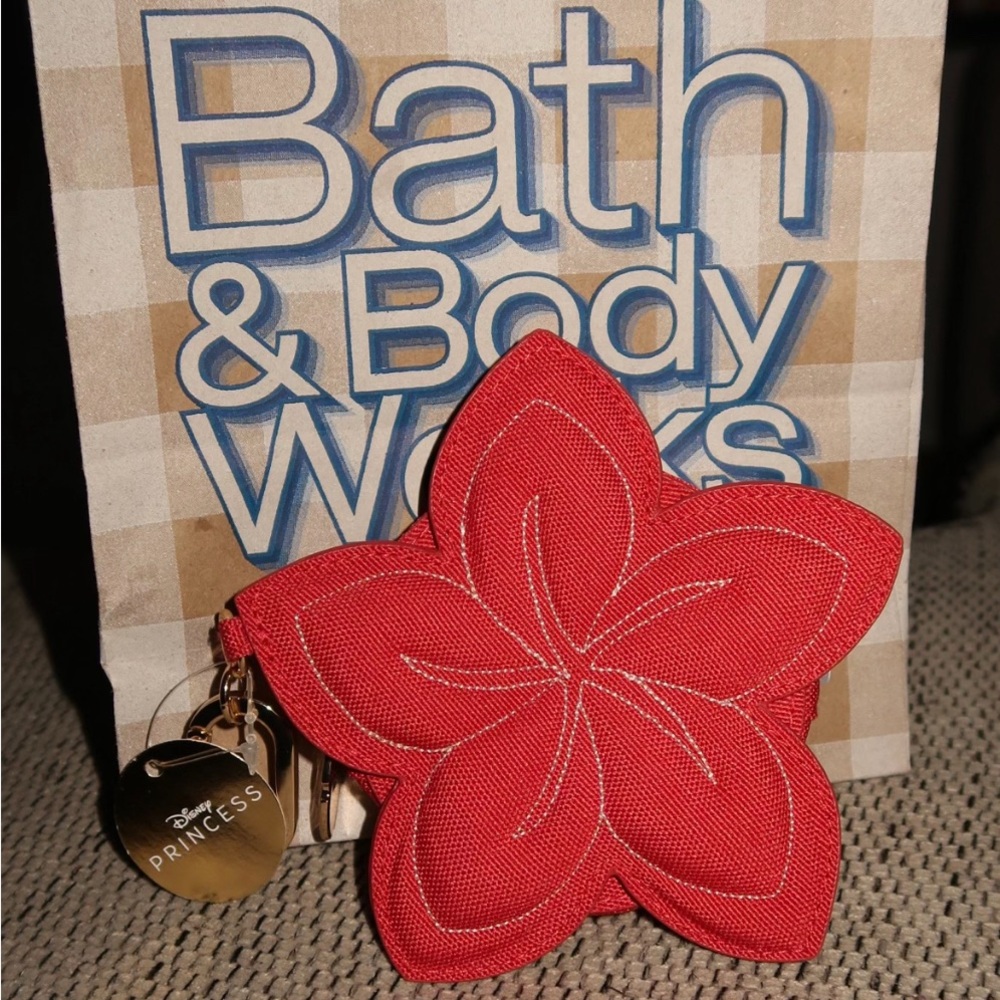 Moana coin purse. BATH AND BODY WORKS
NEW